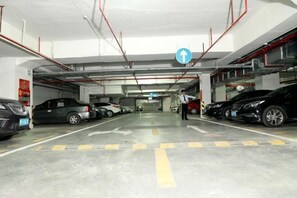 Free self parking - Vienna International Hotel (Zhongshan)