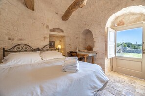 2 bedrooms, free WiFi, bed sheets - Trullo Fortuna Pool Suite - Loco... (Locorotondo)