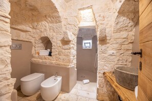 Shower, hair dryer, bidet, towels - Tenuta Fortuna - Locorotondo (Locorotondo)