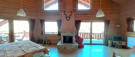 Una televisión, una chimenea