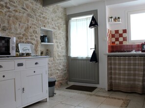 Fridge, microwave, oven, stovetop - Charming village house in Saint-Georges-d'Oléron, sleeps 4, free wifi (Saint-Georges-d'Oléron)