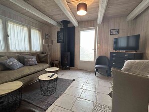 TV - Charming village house in Saint-Georges-d'Oléron, sleeps 4, free wifi (Saint-Georges-d'Oléron)