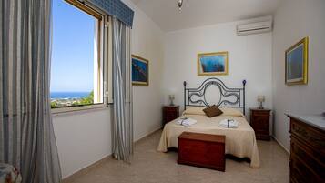 8 chambres, bureau, fer et planche Ă repasser, lit parapluie