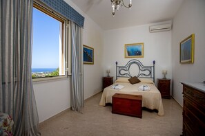 8 habitaciones, escritorio y tabla de planchar con plancha 