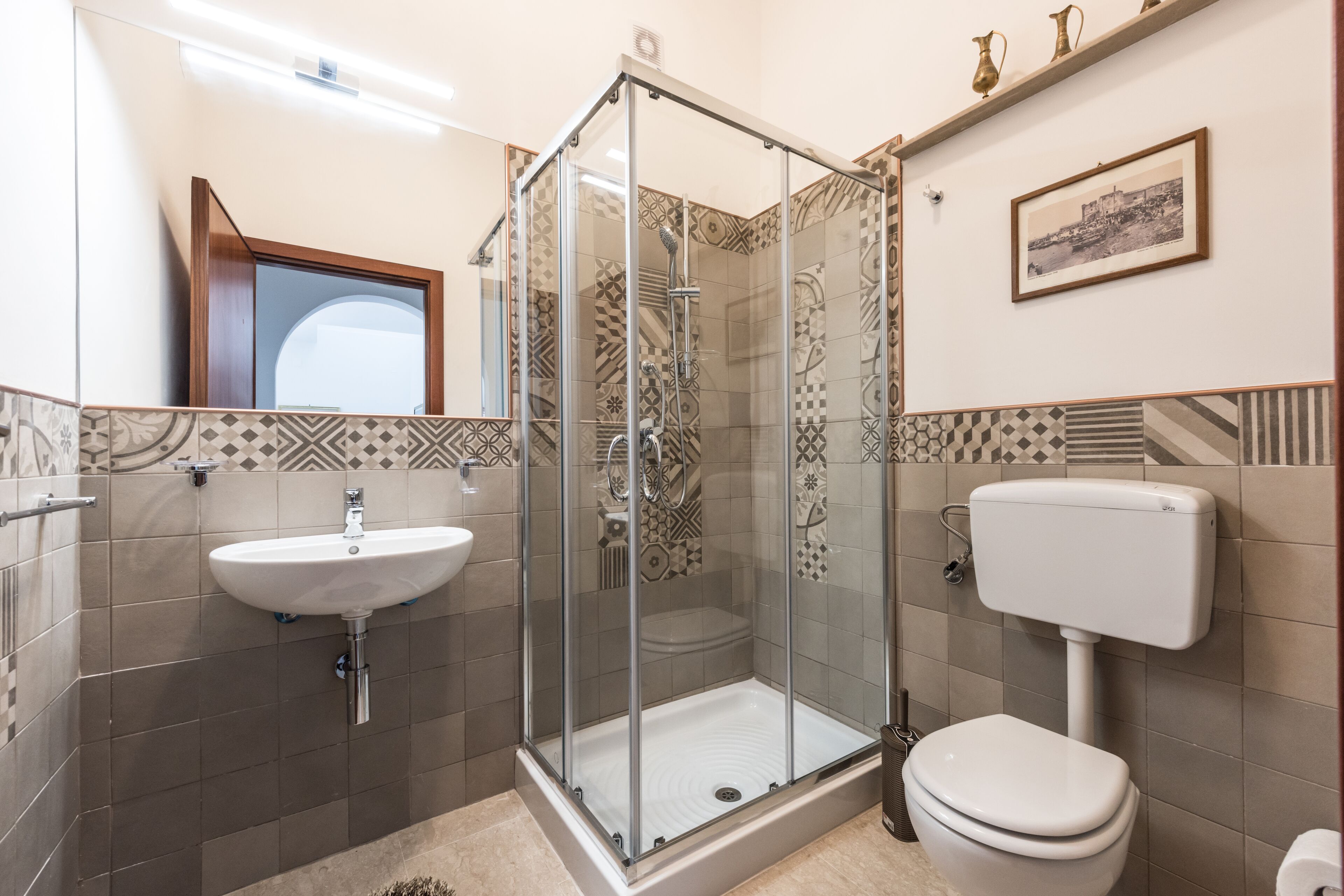 Duschwanne, Haartrockner, Bademäntel, Bidet