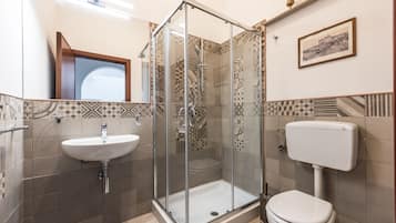 Duschwanne, Haartrockner, Bademäntel, Bidet
