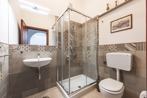 Combinazione doccia/vasca, asciugacapelli, accappatoio, bidet