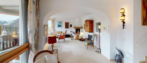 Télévision, cheminée, table de tennis de table