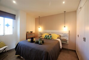 1 soverom, skrivebord, strykejern/-brett og reiseseng for barn