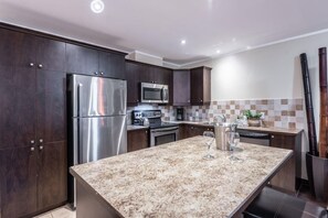 Køleskab, mikrobølgeovn, ovn, kogeplade