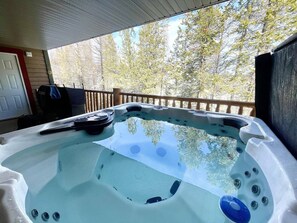 Outdoor spa tub - Alpine Bliss Awaits: Beautiful Mountain Home with Hot Tub (Kimberley)