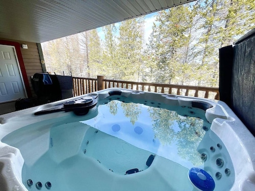 Alpine Bliss Awaits: Beautiful Mountain Home with Hot Tub