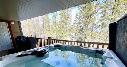 Alpine Bliss Awaits: Beautiful Mountain Home with Hot Tub