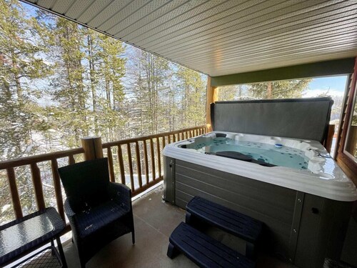 Alpine Bliss Awaits: Beautiful Mountain Home with Hot Tub