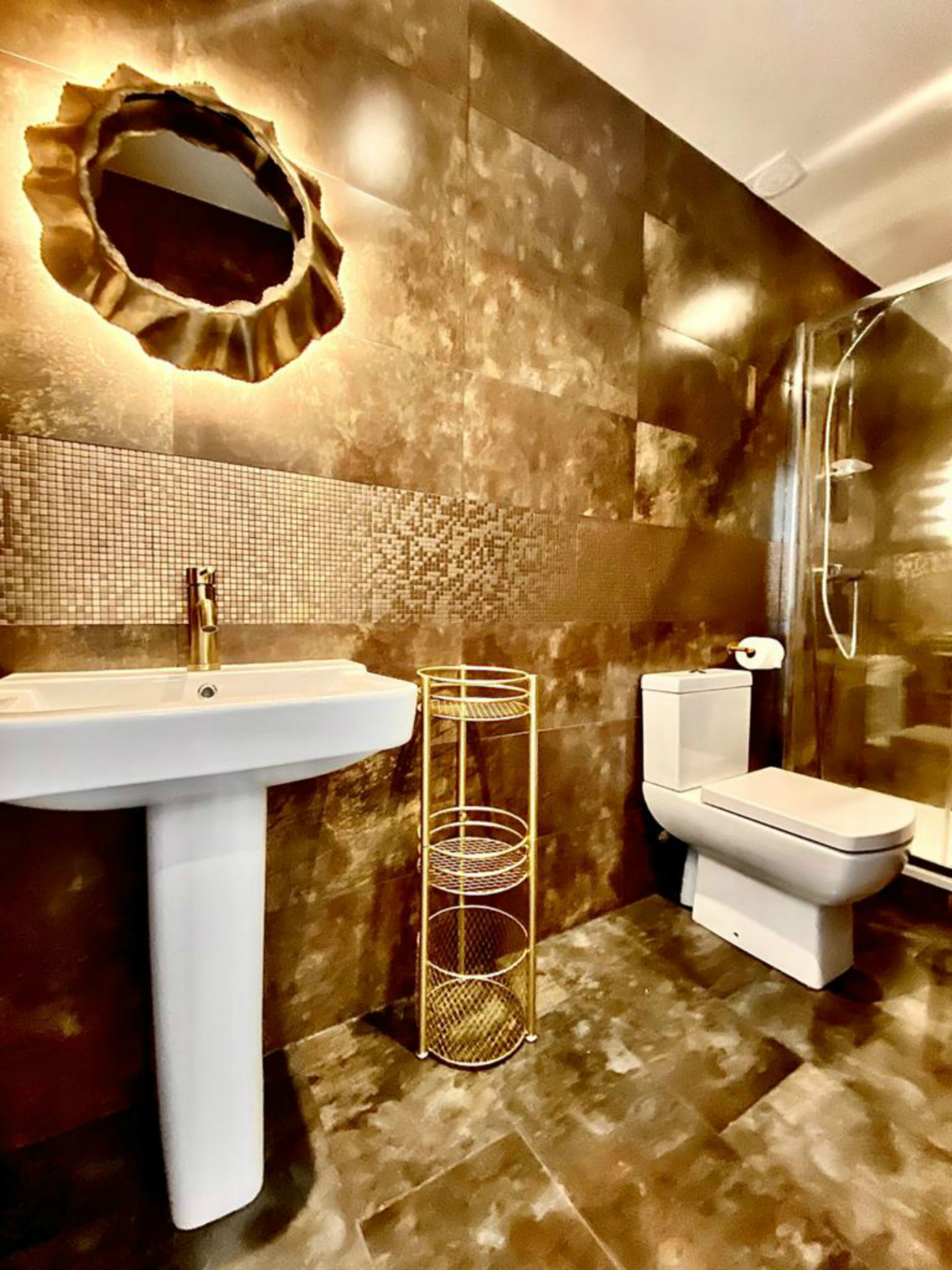 Chic Room | Badezimmer | Dusche, kostenlose Toilettenartikel, Haartrockner, Hausschuhe
