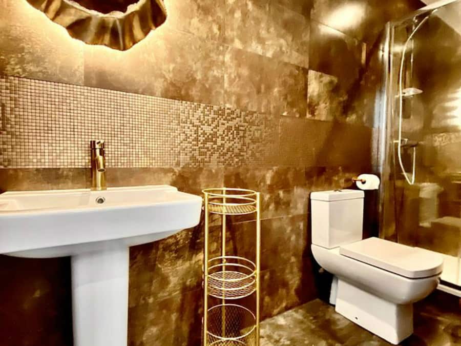 Chic Room | Kylpyhuone | Suihku, ilmaiset hygieniatuotteet, hiustenkuivaaja, tohvelit