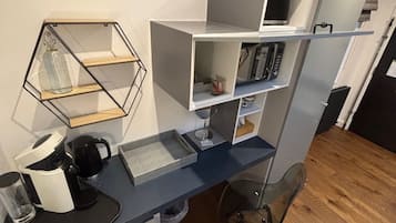 Hexagon Room | 書桌、手提電腦工作空間、遮光窗簾/窗簾、熨斗/熨衫板