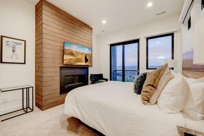 3 slaapkamers, een bureau, een strijkplank/strijkijzer, reisbedje