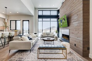 TV, peis og kontorer