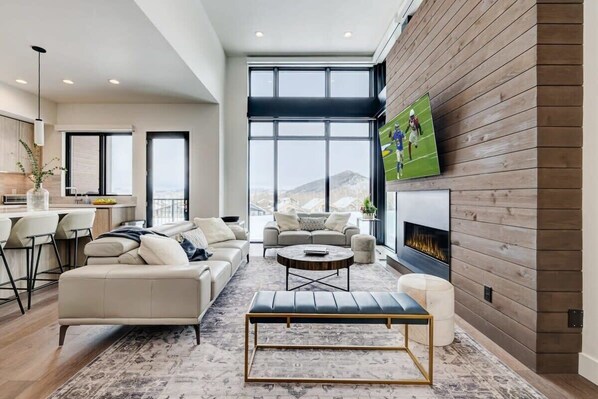 Televisie, een open haard en een kantoor