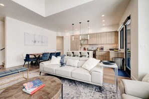 TV, peis og kontorer