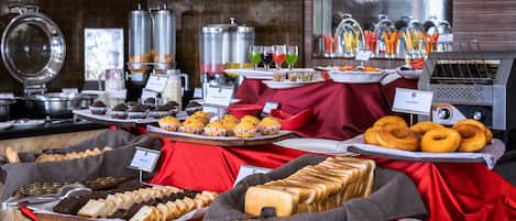 Se ofrece un desayuno bufé (300 INR por persona)