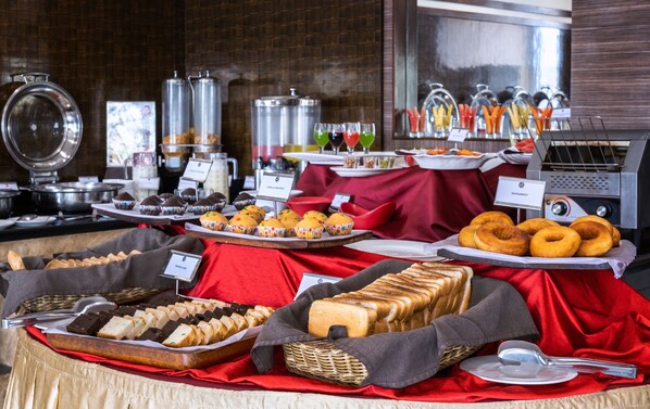Desayuno buffet (INR 300 por persona)