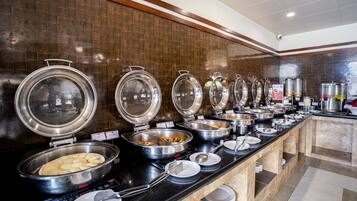 Desayuno buffet diario (INR 300 por persona)