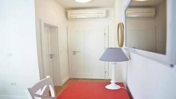 Kamar Kota, 1 kamar tidur, pemandangan kota | Seprai premium, didekorasi berbeda-beda, dan meja kerja