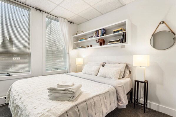 3 bedrooms, desk, iron/ironing board, travel crib