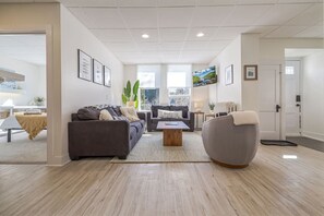 Televisión, libros y oficina 