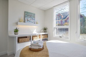 Escritorio, tabla de planchar con plancha, cuna de viaje y wifi 