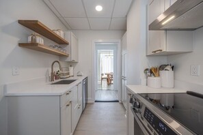 Geladeira, micro-ondas, fogão, cooktop