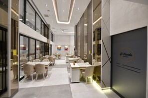 供应早餐、午餐和晚餐，本地与国际菜