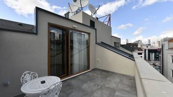 Junior Double Room, Lanai | 1 bedroom, premium bedding, minibar, in-room safe