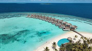 Privat strand, hvit sand, solsenger og parasoller