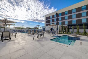 Una piscina al aire libre, tumbonas