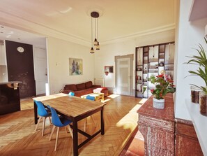 Interior - Moonlight Station (Agen)