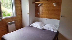 3 bedrooms, travel crib, free WiFi, bed sheets