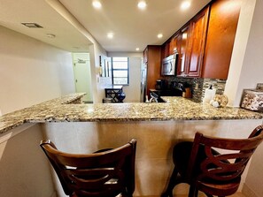 Refrigerador, microondas, horno y lavavajillas 