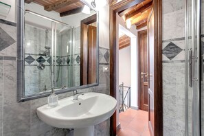 Een douche, een haardroger, een bidet, handdoeken