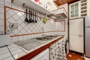 Frigorífic, forn, placa de cuina i cafetera i tetera 