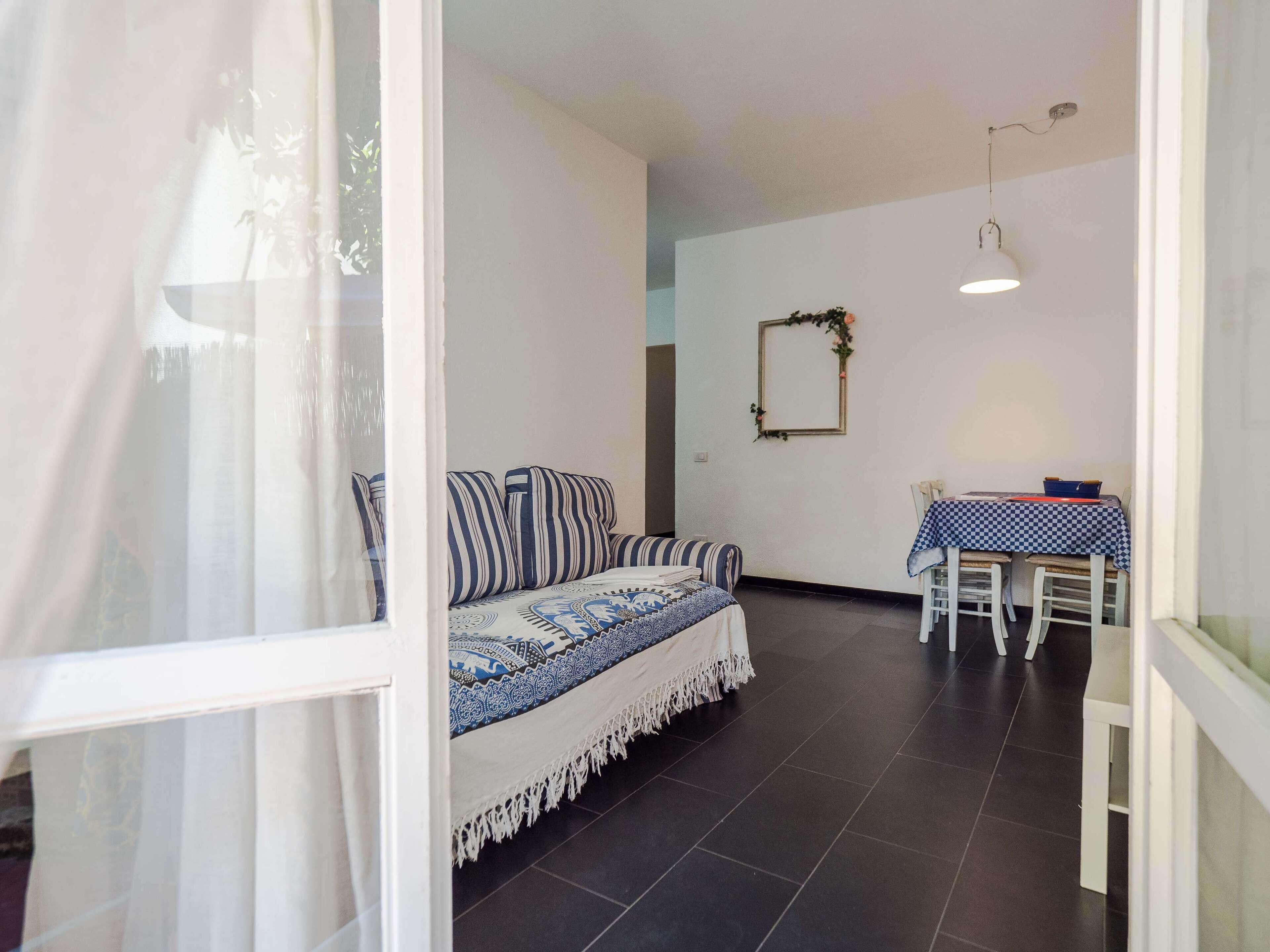 Comfort Apartment, Garden View | Living room | Flat-screen TV