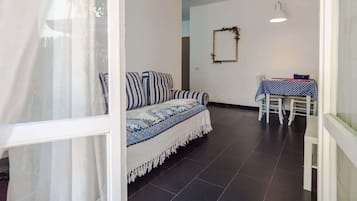 Comfort Apartment, Garden View | Living room | Flat-screen TV