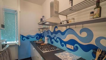 Departamento Confort, vista al jardín | Cocina privada | Refrigerador con congelador, microondas, horno y parrilla de estufa