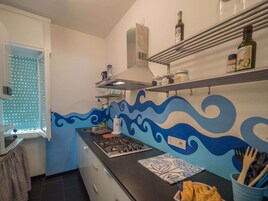 Apartamento conforto, vista para o jardim | Cozinha privada | Geladeira grande, micro-ondas, fogão, cooktop