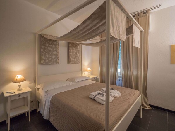 Down duvets, individually furnished, free WiFi - Sciacchetrà Apartment with AC (Monterosso al Mare)