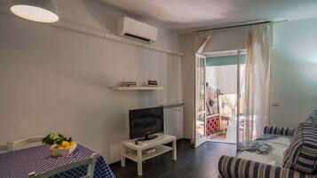 Comfort Apartment, Garden View | Living room | Flat-screen TV