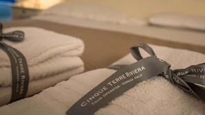 A hotel room with neatly folded towels and a label indicating 'Cinque Terre Riviera Tour Operator - Vernazza - Italy'. - Sciacchetrà Apartment with AC (Monterosso al Mare)