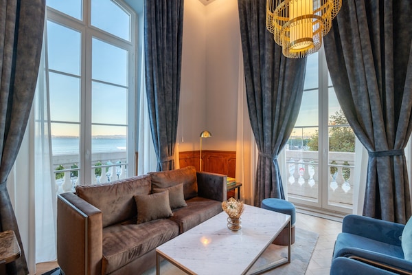 Master Suite, River View | Een minibar, een kluis op de kamer, geluiddichte muren